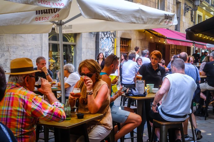 Archivo -  Diverses persones en una terrassa d'un bar. 