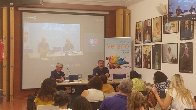 El presidente de la Asociación de la Prensa de Sevilla (APS), Rafael Rodríguez y José Precedo, director adjunto de elDiario.Es durante la segunda jornada de los Cursos de Verano de la Universidad Pablo de Olavide en su sede de Carmona - Rosario Valpuesta.