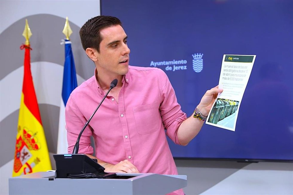 Jaime Espinar en rueda de prensa explicando las bonificaciones para la tasa de basura.
