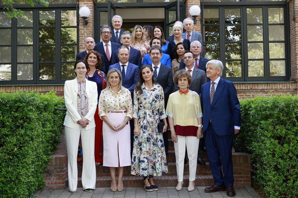 La Reina preside la reunión del Patronato de la Residencia de Estudiantes, a la que también ha asistido la consejera de Cultura y Deporte en funciones de la Junta de Andalucía, Patricia del Pozo.