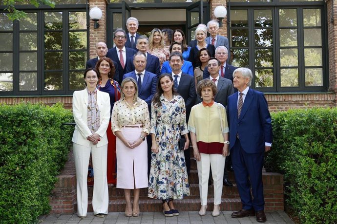 La Reina preside la reunión del Patronato de la Residencia de Estudiantes, a la que también ha asistido la consejera de Cultura y Deporte en funciones de la Junta de Andalucía, Patricia del Pozo.