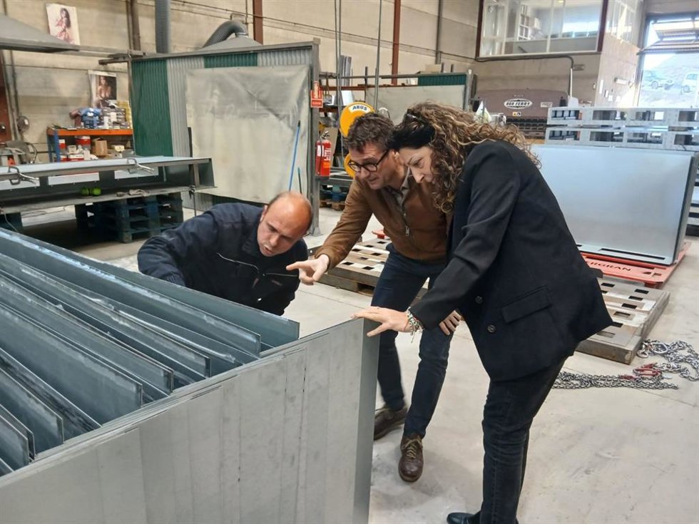 Archivo - Ana Mata (d) en una visita a una empresa de Villacarrillo beneficiaria de la anterior edición de ayudas.
