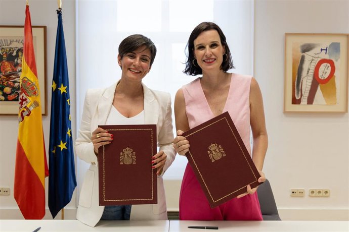La ministra de Vivienda y Agenda Urbana, Isabel Rodríguez, y la directora de la Fundación del Festival Internacional de Teatro Clásico de Almagro, Irene Pardo Molina