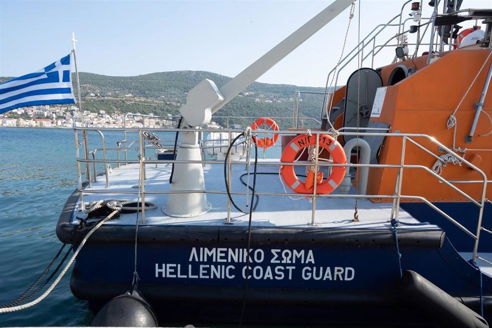 Archivo - Un barco de la guardia costera en el puerto de Vathy, en Samos, isla que se considera un punto clave para las rutas migratorias.