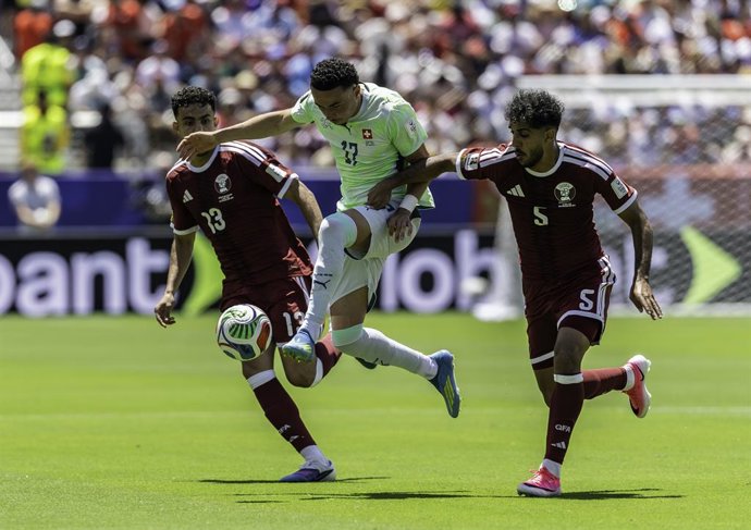 13 June 2026, US, Santa Clara: Switzerland's Ruben Vargas battles for the ball with Qatar's Ayoub al-Oui and Jassem Gaber during the 2026 FIFA World Cup Group B between Qatar and Switzerland at San Francisco Bay Area Stadium. Photo: Thurman James/CSM via 