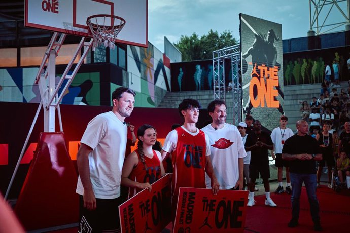 Luka Dončić,  y Sergio Llull con los ganadores de The One