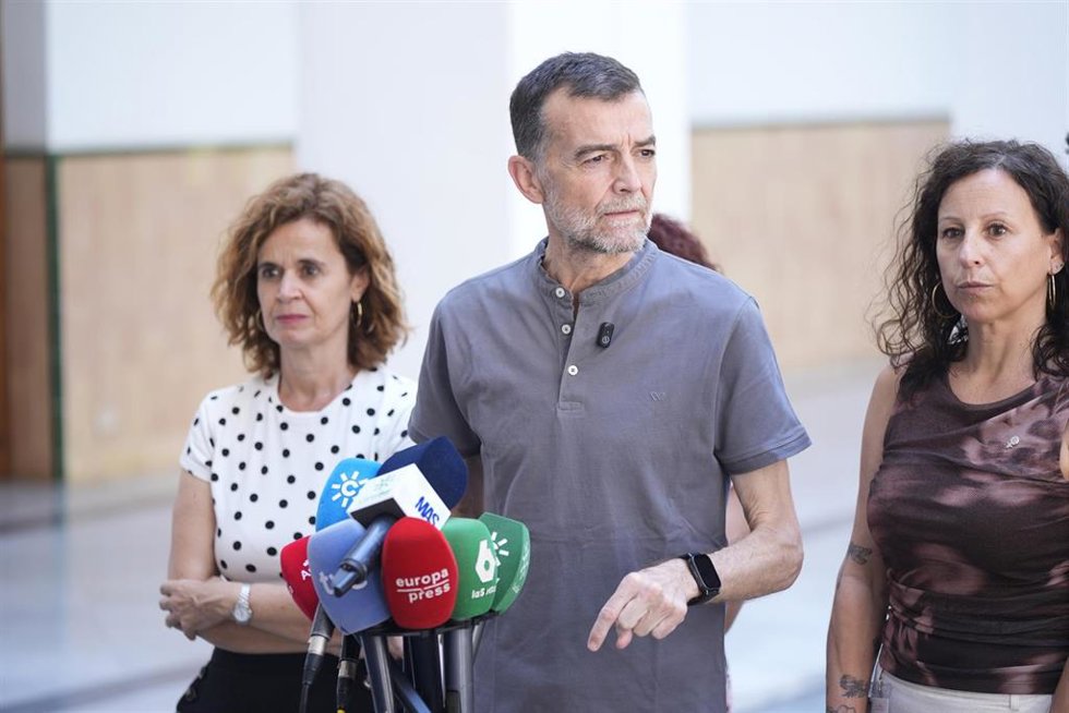 El portavoz del gurpo parlamentario Por Andalucía, Antonio Maíllo, en una atención a los medios junto a la diputada y coordinador de Sumar Andalucía, Esperanza Gómez.