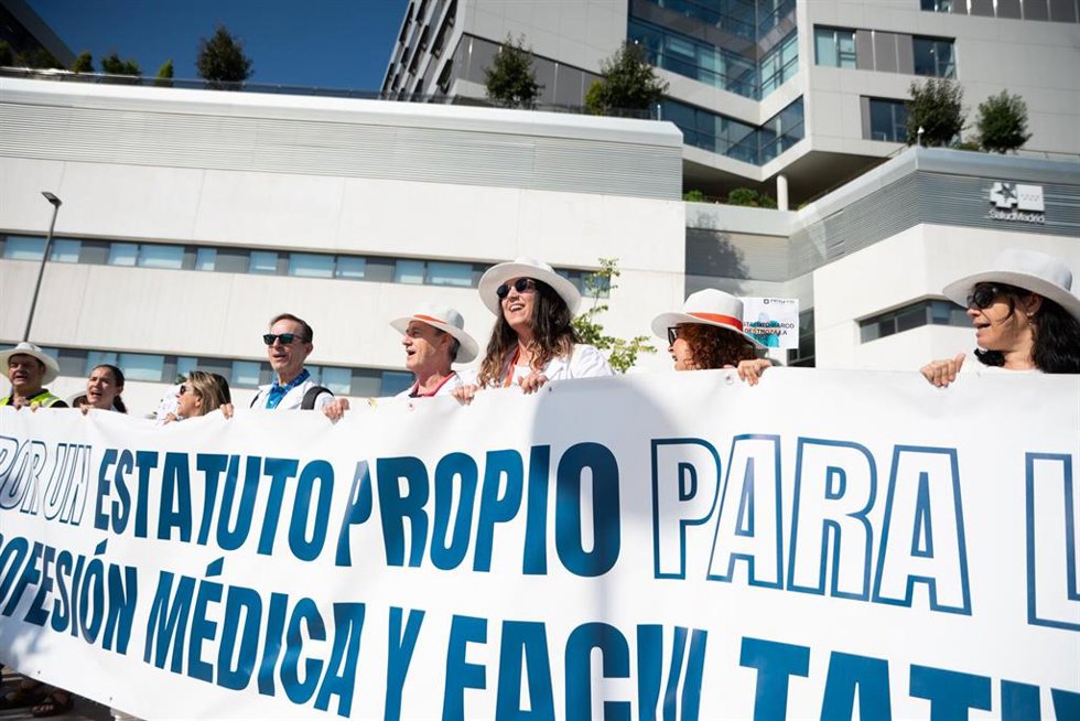 Médicos y facultativos durante una concentración frente al Hospital 12 de Octubre.