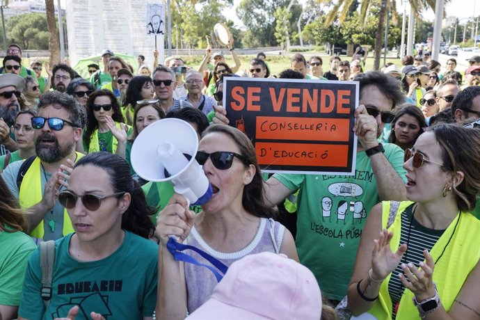 Desenes de persones durant una concentració del professorat valencià. ARXIU. 