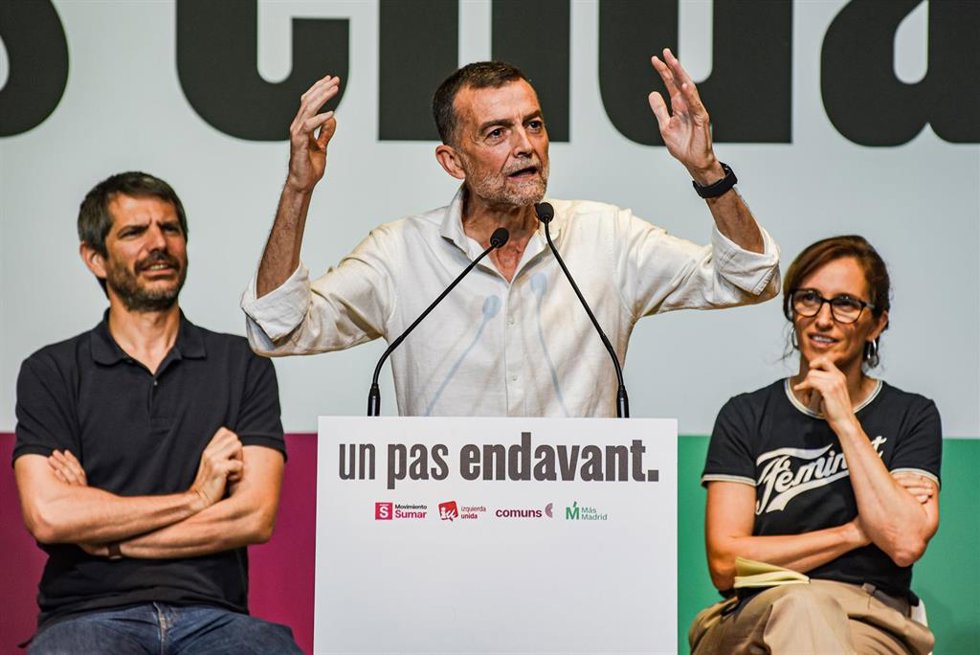 El ministro de Cultura, Ernest Urtasun (i), la ministra de Sanidad, Mónica García (d), el coordinador federal de IU Antonio Maíllo (c), durante un acto de los Comuns, Más Madrid, IU y Sumar, a 30 de mayo de 2026, en Barcelona, Catalunya (España).