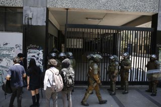 Santiago, 7 de diciembre de 2022. Incidentes en Instituto nacional Carabineros de FFEE ingresa al colegio después que se desarrollaron incidentes al interior y exterior del colegio Juan Eduardo López/Aton Chile