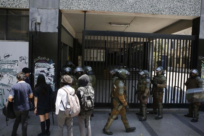 Santiago, 7 de diciembre de 2022. Incidentes en Instituto nacional Carabineros de FFEE ingresa al colegio después que se desarrollaron incidentes al interior y exterior del colegio Juan Eduardo López/Aton Chile