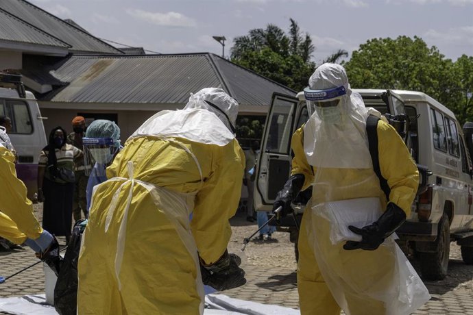 Personal sanitario con trajes de protección realiza labores de desinfección en Bunia, capital de la provincia de Ituri, en la República Democrática del Congo, el 25 de mayo de 2026.
