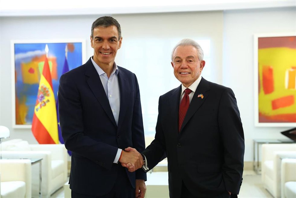 El presidente del Gobierno, Pedro Sánchez, se reúne con el embajador de Estados Unidos en España, Benjamín León, en el Palacio de la Moncloa