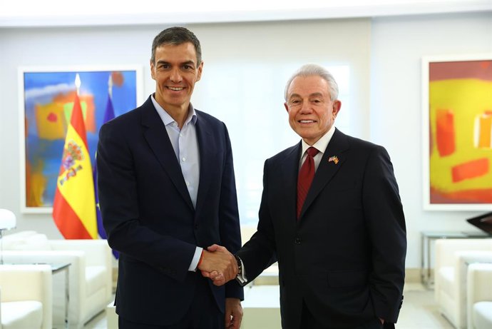 El presidente del Gobierno, Pedro Sánchez, se reúne con el embajador de Estados Unidos en España, Benjamín León, en el Palacio de la Moncloa
