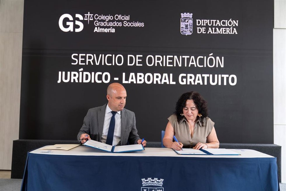 El presidente de la Diputación de Almería, José Antonio García Alcaina, y la presidenta del Colegio Oficial de Graduados Sociales de Almería, María del Mar Ayala, durante la renovación del acuerdo.