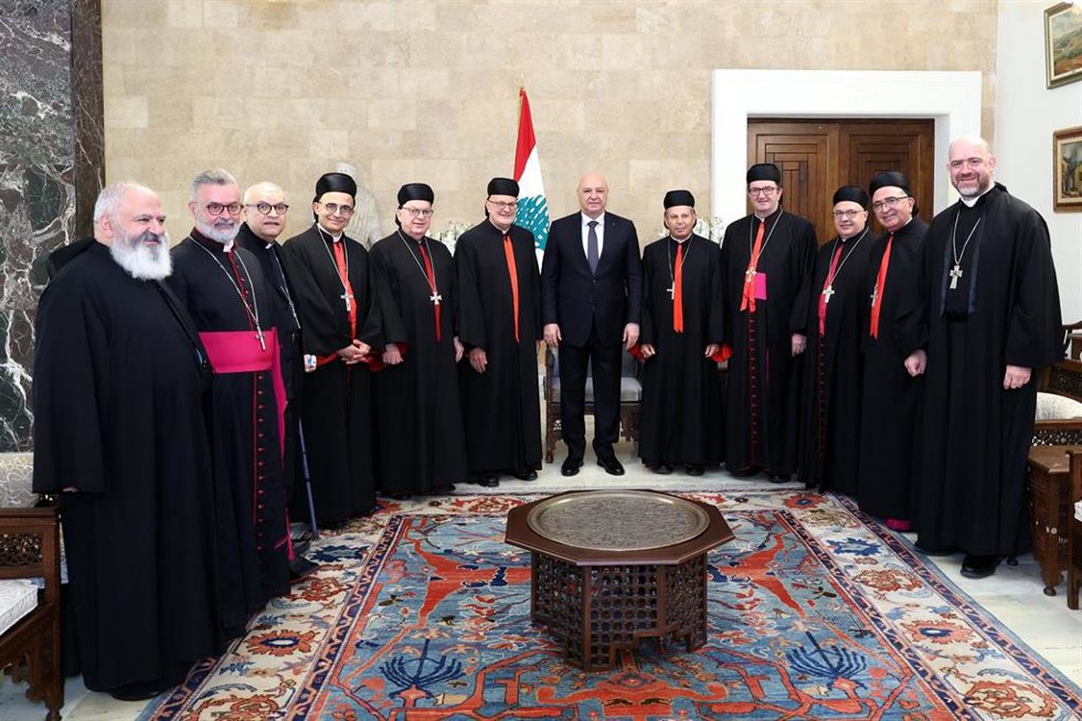 En el centro de la imagen, el presidente libanés, Joseph Aoun