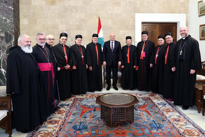 En el centro de la imagen, el presidente libanés, Joseph Aoun