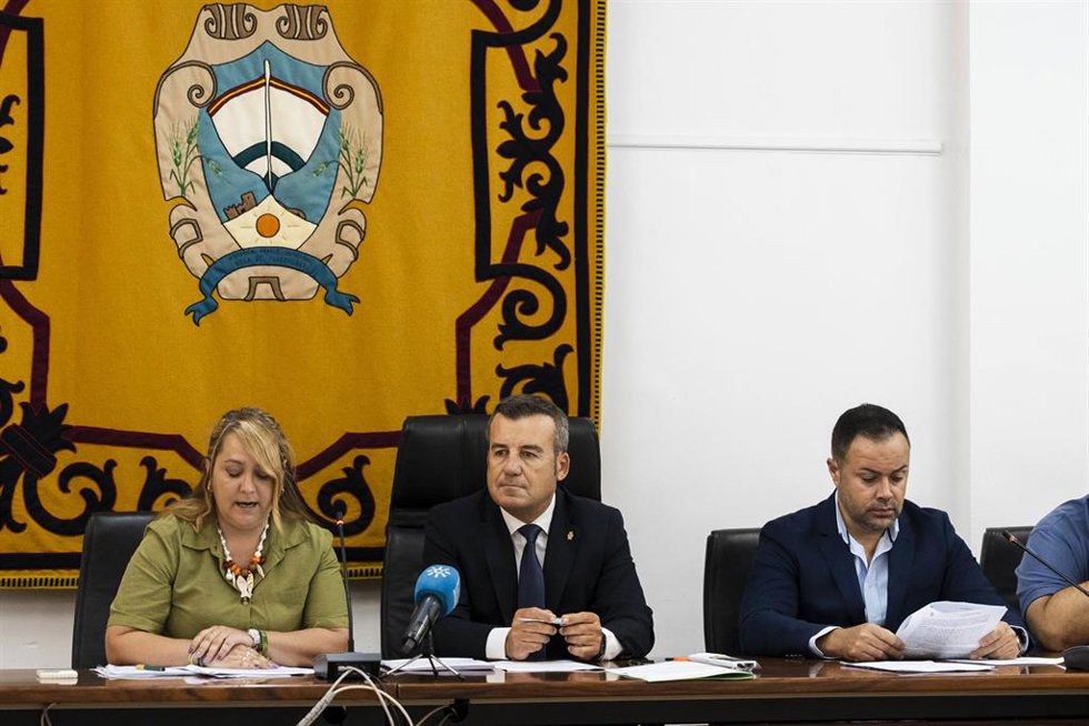 El alcalde de Carboneras (Almería), Salvador Hernández (CS), preside el Pleno extraordinario para debatir el acuerdo destinado a la revisión de oficio de la licencia de obras del hotel de El Algarrobico. 