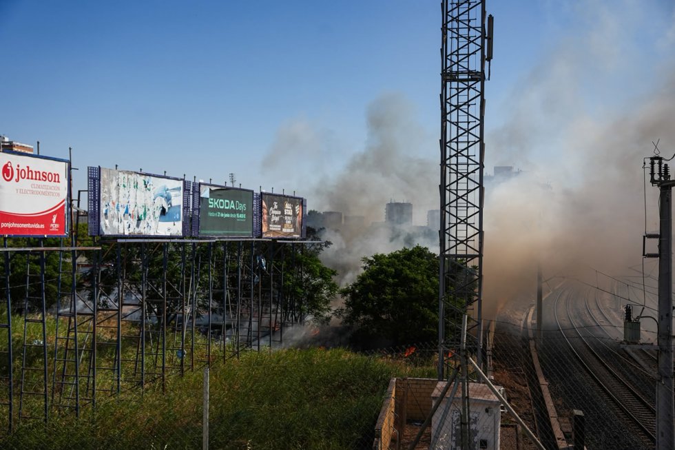 Incendio de arbustos en el entorno de Santa Justa en Sevilla