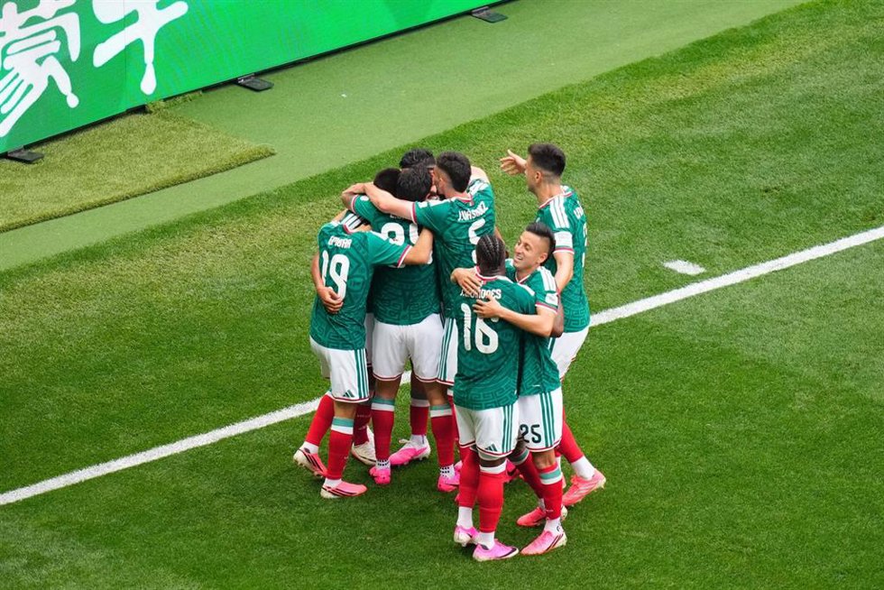 El internacional Raul Jiménez celebra el segundo gol de México en el Mundial de 2026 contra Sudáfrica en el partido inaugural.