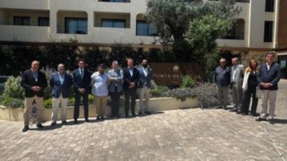 Foto de familia de la directiva de la Federación Andaluza de Hoteles y Alojamientos Turísticos (Fahat).