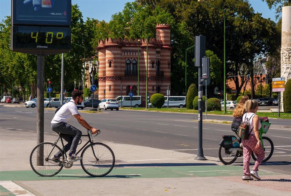 Archivo - Los termómetros de Sevilla marcando elevadas temperaturas.