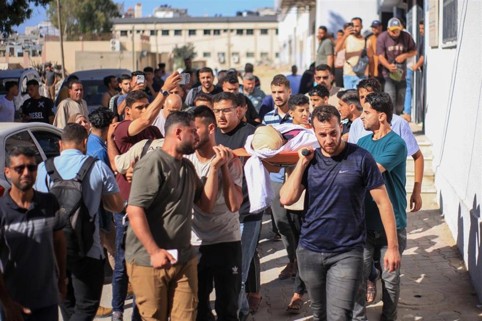 Palestinos trasladan los cuerpos de dos personas muertas en ataques de Israel contra ciudad de Gaza