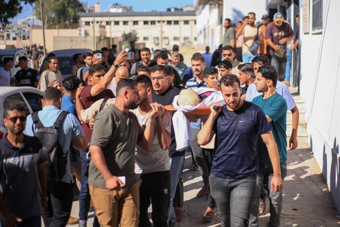 15 de junho de 2026, Palestina, Gaza: (INT) Enfermeiro e filho morrem em ataque a residência no norte de Gaza. 15 de junho de 2026, Gaza, Palestina: Palestinos prestam homenagem ao enfermeiro Mohammed Al-Habil e ao seu filho, que morreram em um ataque que
