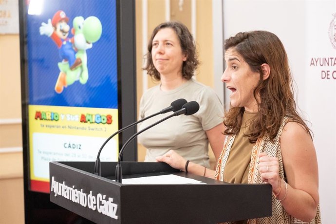 La concejala de Juventud e Infancia en el Ayuntamiento de Cádiz, Gloria Bazán, presentando la Gira de Verano Nintendo Switch 2026