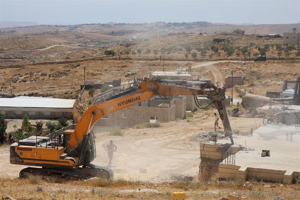Las autoridades israelíes demuelen una vivienda palestina en Hebrón, en Cisjordania