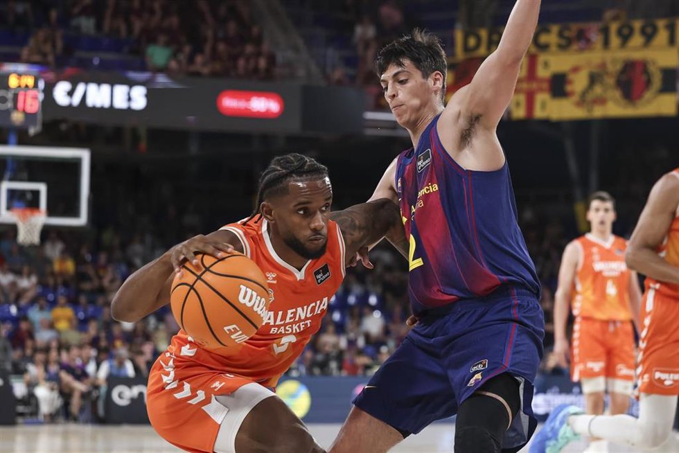 Jean Montero y Juani Marcos, durante el partido de Liga Endesa entre el Barça y el Valencia Basket disputado en el Palau Blaugrana el 31 de mayo de 2026, en Barcelona