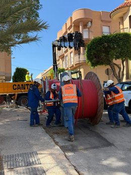 Operarios trabajan en el refuerzo de las redes de media tensión de e-distribución en El Ejido (Almería).
