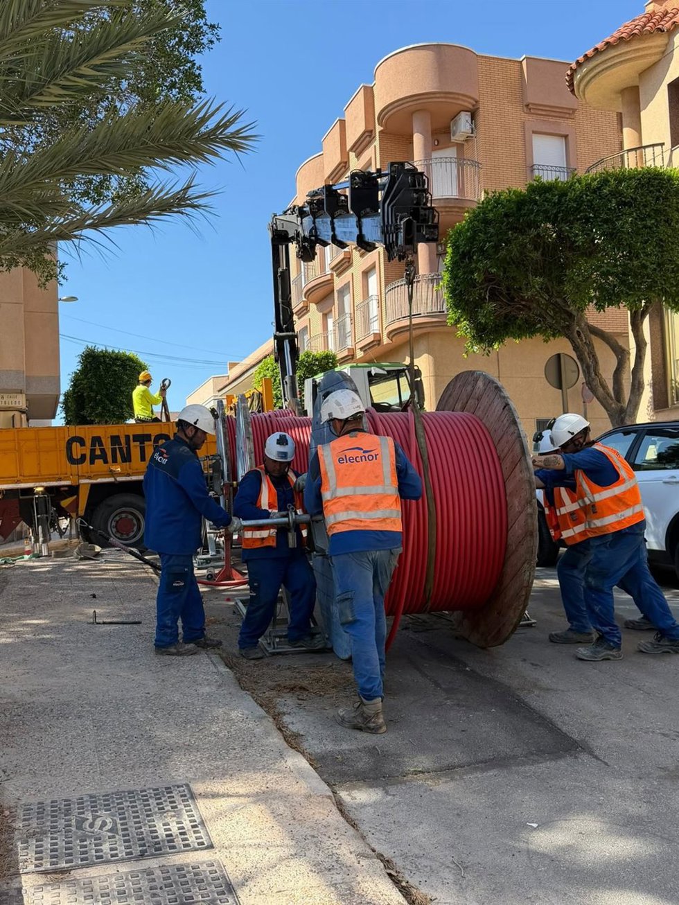 Operarios trabajan en el refuerzo de las redes de media tensión de e-distribución en El Ejido (Almería).