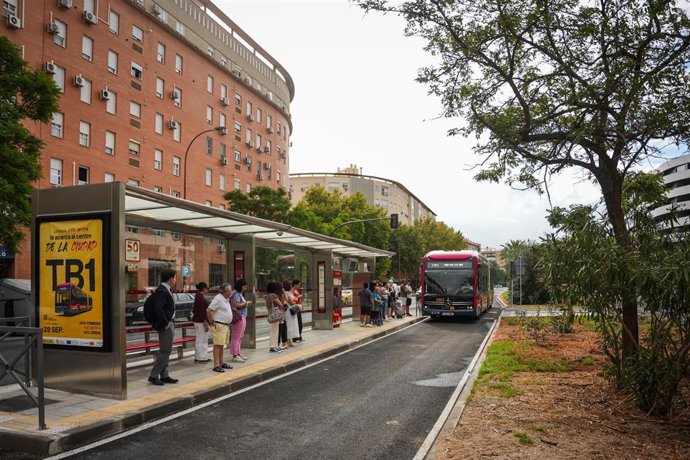 Archivo - Imagen de recursos del bus de tránsito rápido (BTR) o tranvibús a su paso por Sevilla Este. A 29 de septiembre de 2025, en Sevilla (Andalucía, España). 