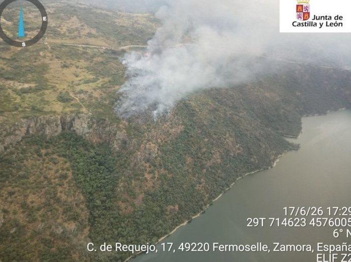 Vista aérea del incendio en Fermoselle.