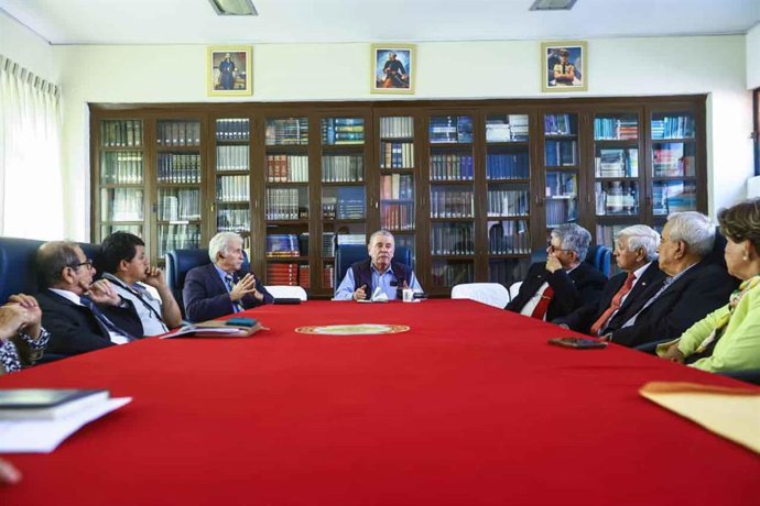 Perú.- Presidente del Congreso se reunió con representantes de ADOGEN