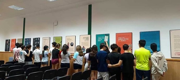 Un total de 150 personas visita el IES La Rambla de San Esteban de Gormaz la exposición 'Las chicas somos guerreras'.