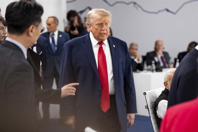 17 de junho de 2026, Evian-Les-Bains, França: O presidente dos Estados Unidos, Donald Trump, chega a uma sessão de trabalho do G7 durante a cúpula do G7 em Evian-Les-Bains, França, na quarta-feira, 17 de junho de 2026.