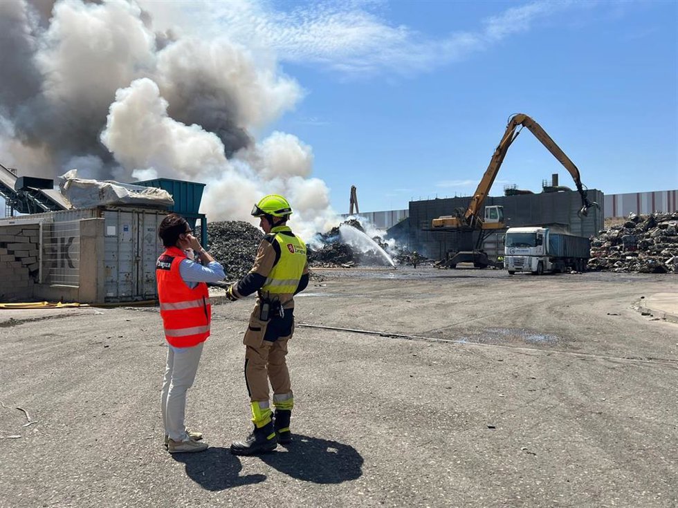 La concejal delegada de Bomberos del Ayuntamiento de Zaragoza, Ruth Bravo, se ha desplazado hasta el incendio en el TPR