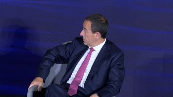 Gortázar (CaixaBank) ve una "disociación" entre el momento político y el momento