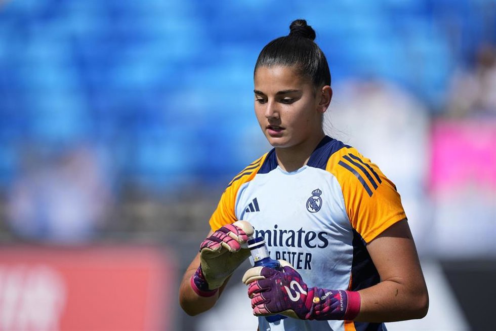 Archivo - La guardameta madrileña Laia López, durante un calentamiento del Real Madrid en la Liga F Moeve.