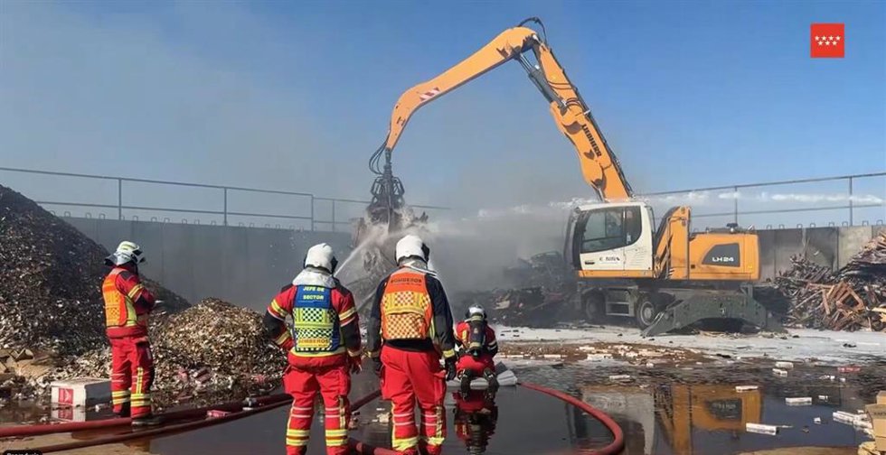 Captura de pantalla de un vídeo de Emergencias 112 del incendio de una planta de reciclaje en Arganda del Rey.