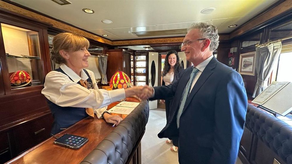 El delegado del Gobierno, José Luis Quintana, saluda a la tripulación del tren Al Ándalus