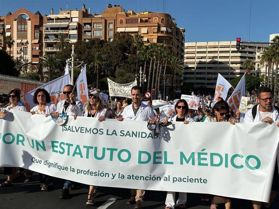 Profesionales médicos valencianos han vuelto a manifestarse este miércoles en València para exigir al Ministerio y a la Conselleria de Sanidad que "dejen de pasarse la pelota" y den respuesta a sus reinvindicaciones.