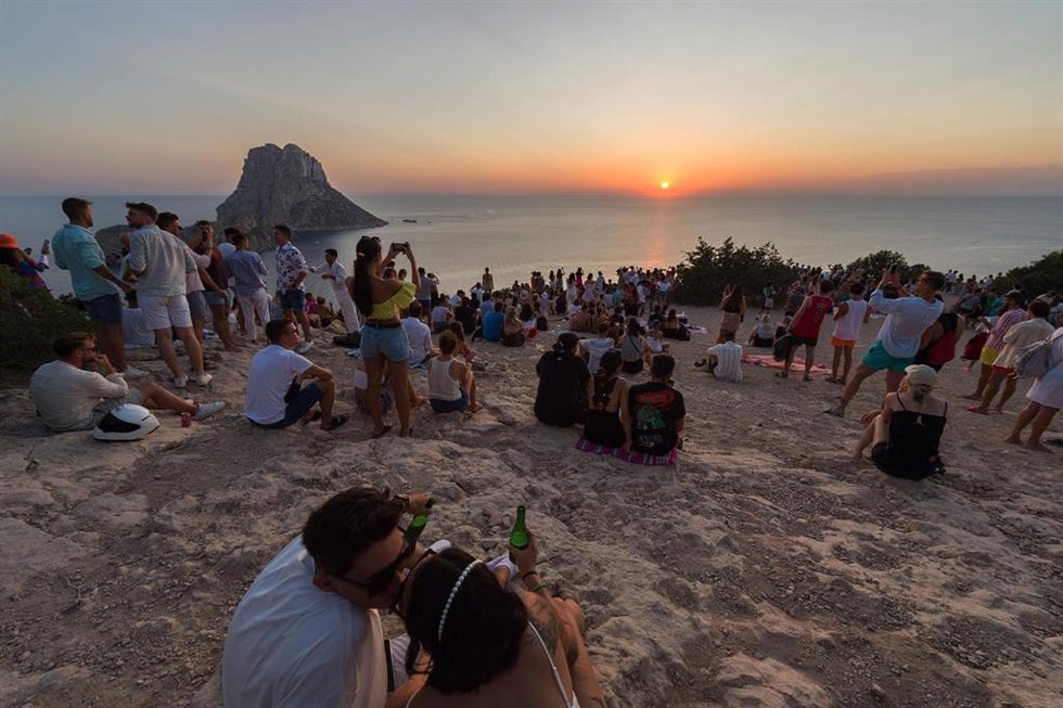 Archivo - Grupos de personas disfrutan del atardecer en la Cala d'Hort, a 7 de agosto de 2022, en Ibiza, Baleares (España). 