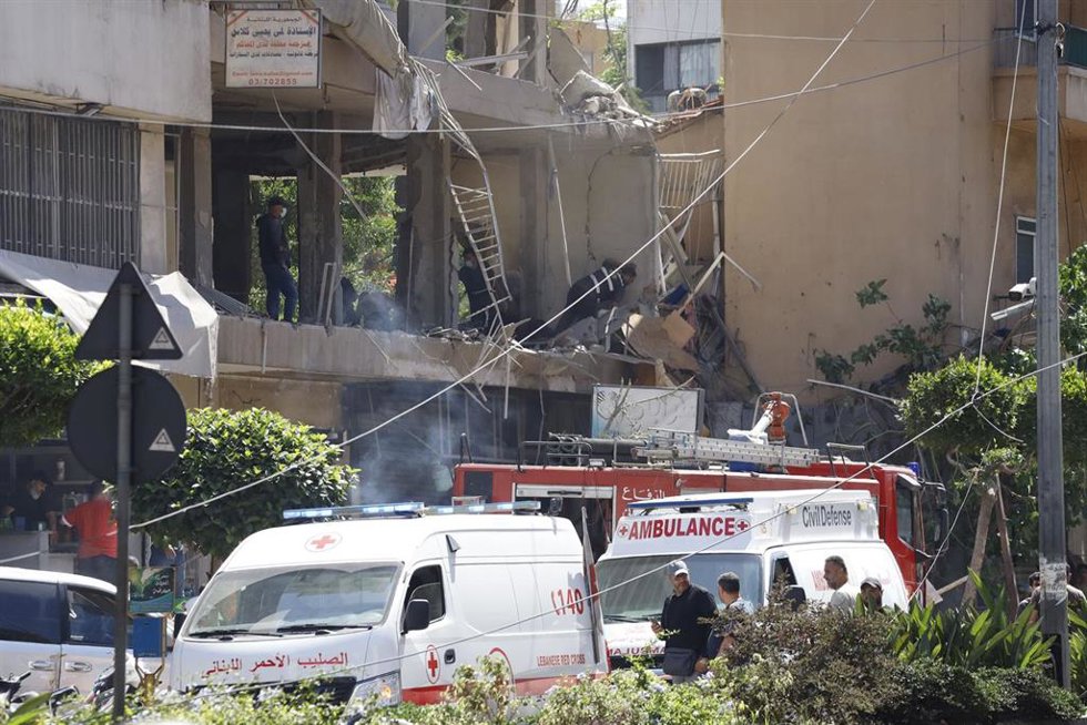 Equipos de emergencia desplegados en los suburbios del sur de Beirut tras ataques de Israel