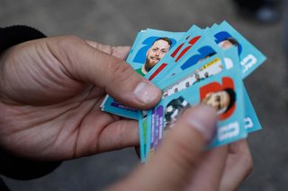 Santiago, 28 de mayo de 2026.  Don Julio Malvino posee un kiosko ubicado en Alameda con Morande, junto al Palacio La Moneda en donde vende e intercambia laminas del Mundial de Futbol desde hace decadas y en cada fiesta del deporte se llena de fanaticos