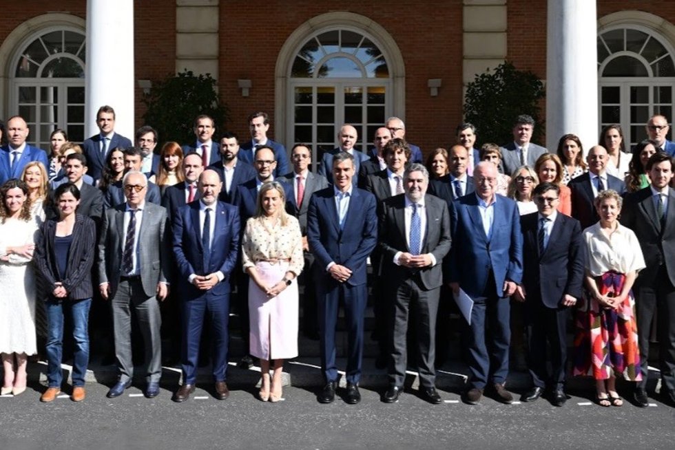Pedro Sánchez preside la tercera reunión de la Comisión Interministerial que prepara y organiza el Mundial de fútbol de 2030.