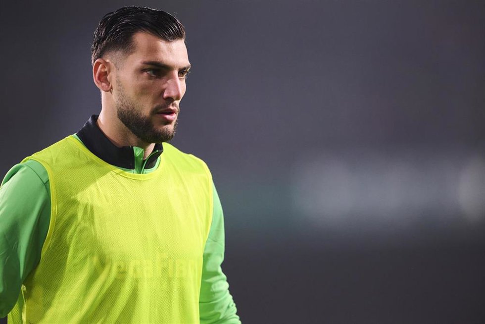 Archivo - El delantero español Rafa Mir, en un calentamiento con el Elche CF.